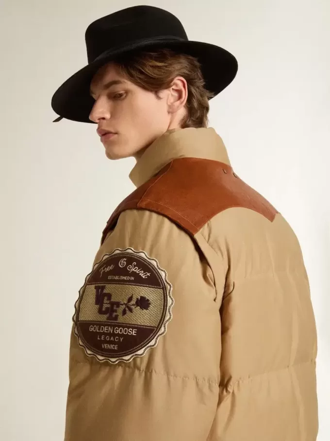 Jacheta bomber bej cu detalii din piele și patch-uri Jacheta bomber bej cu detalii din piele și patch-uri