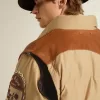 Jacheta bomber bej cu detalii din piele și patch-uri Jacheta bomber bej cu detalii din piele și patch-uri