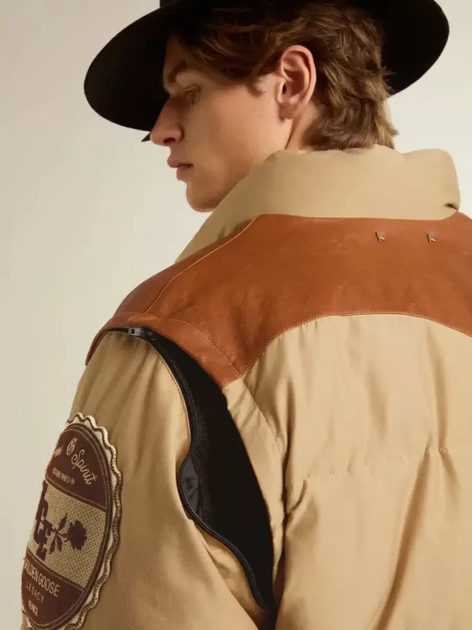 Jacheta bomber bej cu detalii din piele și patch-uri Jacheta bomber bej cu detalii din piele și patch-uri