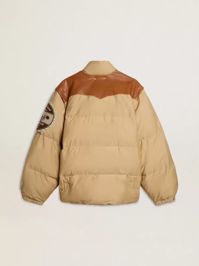 Jacheta bomber bej cu detalii din piele și patch-uri Jacheta bomber bej cu detalii din piele și patch-uri