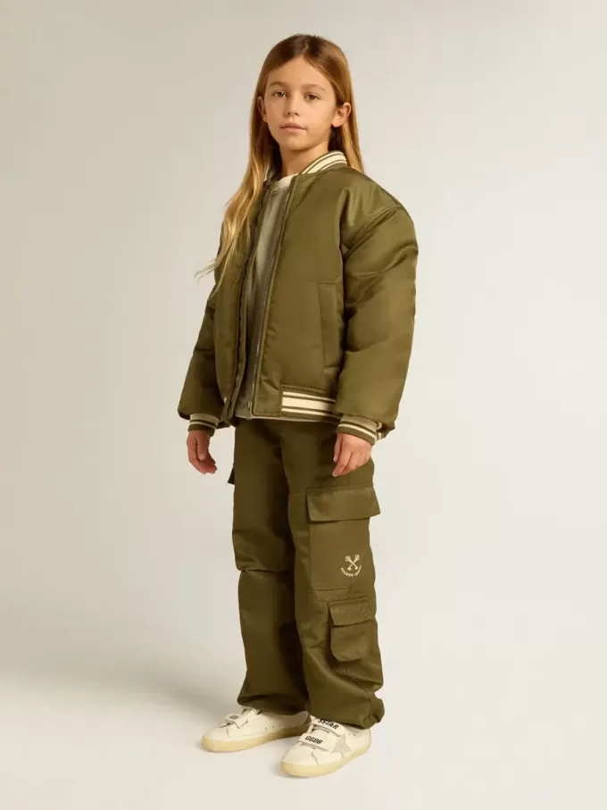 Jacheta bomber din nailon verde militar pentru copii, cu inscripție pe spate