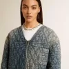 Jacheta matlasată albastră pentru femei din denim de bumbac cu finisaj uzat Jacheta matlasată albastră pentru femei din denim de bumbac cu finisaj uzat