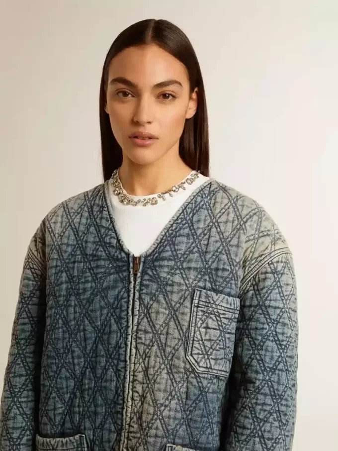 Jacheta matlasată albastră pentru femei din denim de bumbac cu finisaj uzat Jacheta matlasată albastră pentru femei din denim de bumbac cu finisaj uzat