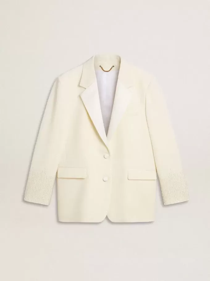 Jacheta oversize cu un singur rând de nasturi, de culoare albă, cu efect de mătase și broderie