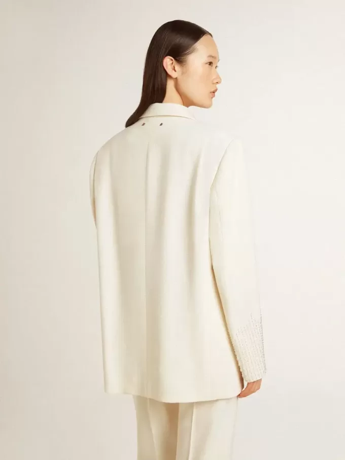 Jacheta oversize cu un singur rând de nasturi, de culoare albă, cu efect de mătase și broderie