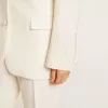 Jacheta oversize cu un singur rând de nasturi, de culoare albă, cu efect de mătase și broderie