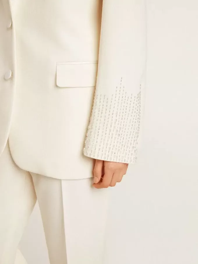 Jacheta oversize cu un singur rând de nasturi, de culoare albă, cu efect de mătase și broderie