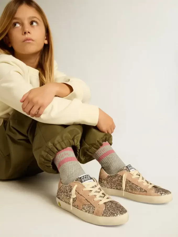 Junior Super-Star cu sclipici, stea din piele întoarsă și bandă la călcâi Junior Super-Star cu sclipici, stea din piele întoarsă și bandă la călcâi