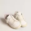 Junior Super-Star din piele albă cu stea metalică argintie și talpă roz Junior Super-Star din piele albă cu stea metalică argintie și talpă roz