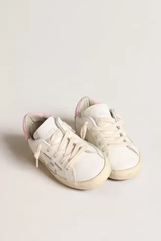 Junior Super-Star din piele albă cu stea metalică argintie și talpă roz