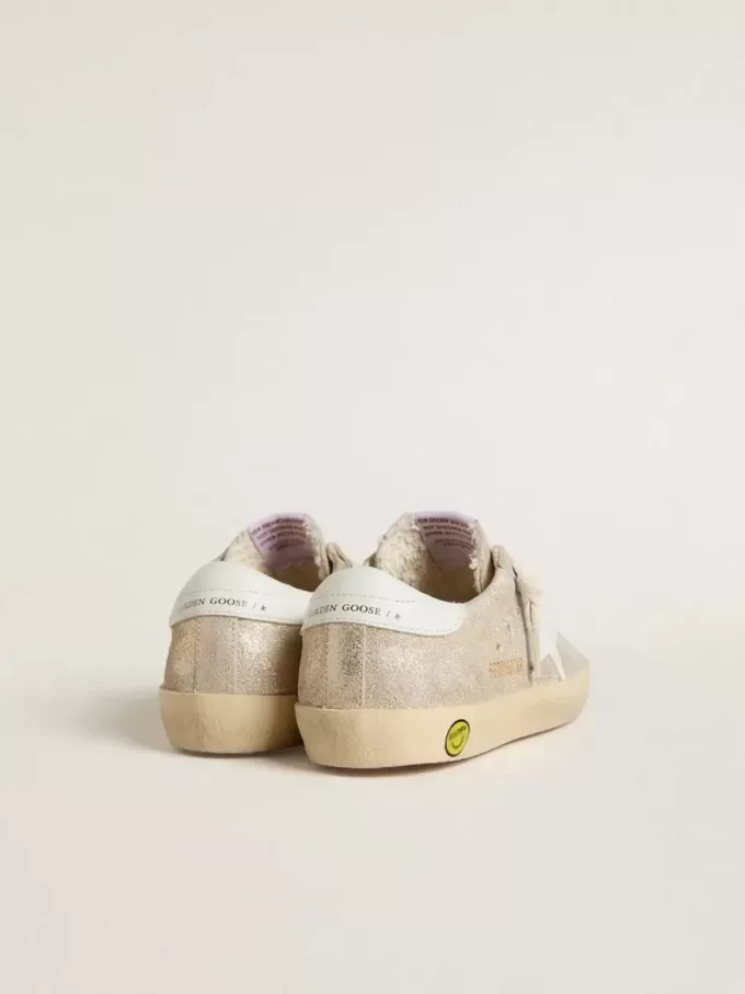 Junior Super-Star din piele de căprioară laminată de culoare nisipiu, cu stea din piele albă Junior Super-Star din piele de căprioară laminată de culoare nisipiu, cu stea din piele albă