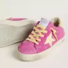 Junior Super-Star din piele de căprioară roz cu stea galben deschis și bandă pe călcâi Junior Super-Star din piele de căprioară roz cu stea galben deschis și bandă pe călcâi