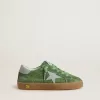 Junior Super-Star din piele de căprioară verde cu stea albastră și bandă pe călcâi Junior Super-Star din piele de căprioară verde cu stea albastră și bandă pe călcâi