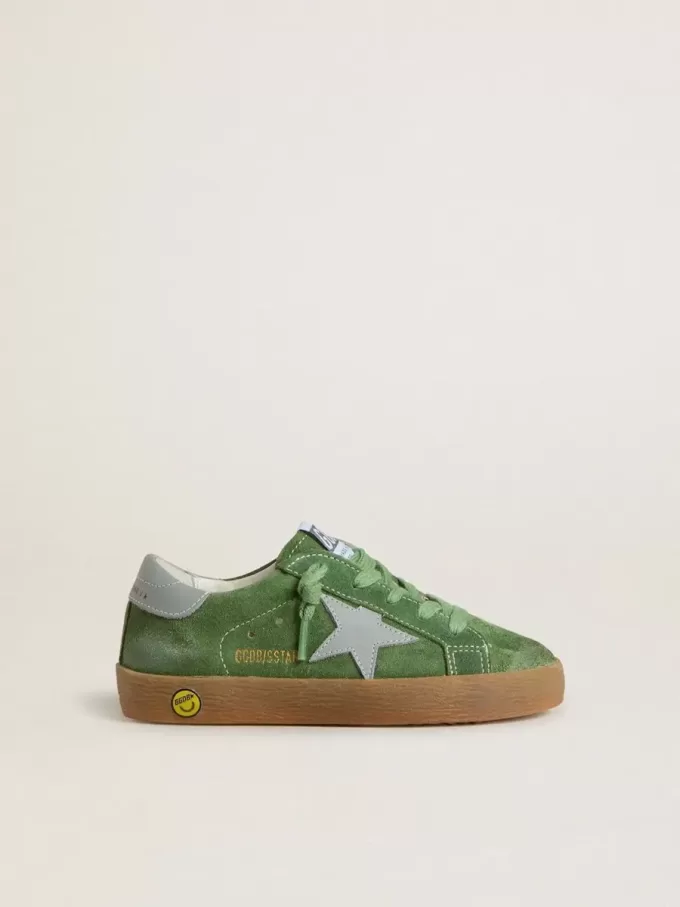 Junior Super-Star din piele de căprioară verde cu stea albastră și bandă pe călcâi Junior Super-Star din piele de căprioară verde cu stea albastră și bandă pe călcâi