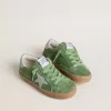Junior Super-Star din piele de căprioară verde cu stea albastră și bandă pe călcâi Junior Super-Star din piele de căprioară verde cu stea albastră și bandă pe călcâi