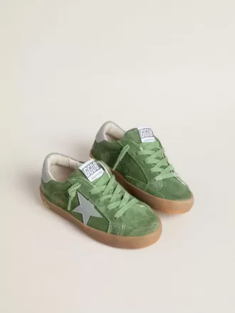 Junior Super-Star din piele de căprioară verde cu stea albastră și bandă pe călcâi Junior Super-Star din piele de căprioară verde cu stea albastră și bandă pe călcâi