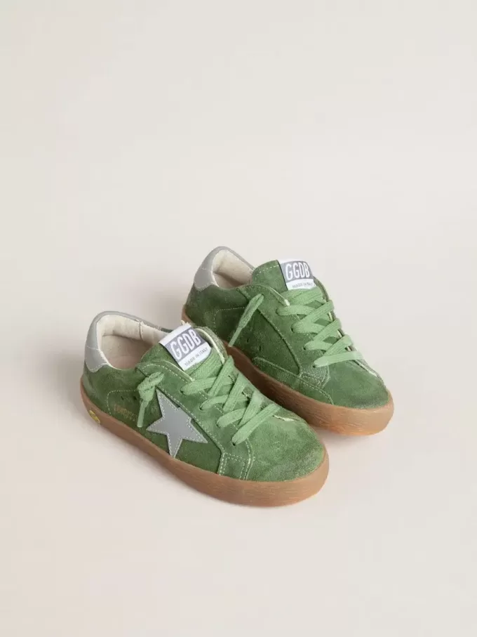 Junior Super-Star din piele de căprioară verde cu stea albastră și bandă pe călcâi Junior Super-Star din piele de căprioară verde cu stea albastră și bandă pe călcâi