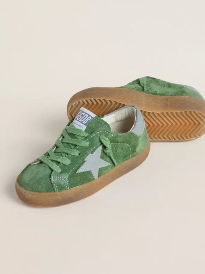 Junior Super-Star din piele de căprioară verde cu stea albastră și bandă pe călcâi Junior Super-Star din piele de căprioară verde cu stea albastră și bandă pe călcâi