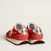 Marathon pentru bărbați, cu parte superioară din nailon roșu și stea argintie Marathon pentru bărbați, cu parte superioară din nailon roșu și stea argintie