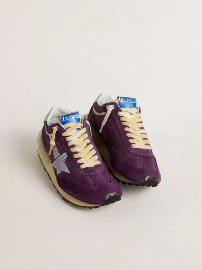 Marathon pentru bărbați, cu parte superioară din nailon violet și stea albă