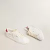 Matchstar din piele albă lucioasă cu călcâi din piele roșie lucioasă