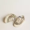 May Junior în platină strălucitoare, cu stea din piele metalică și bandă la călcâi