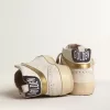 Mid Star cu stea din piele de căprioară roz și detaliu metalic auriu Mid Star cu stea din piele de căprioară roz și detaliu metalic auriu