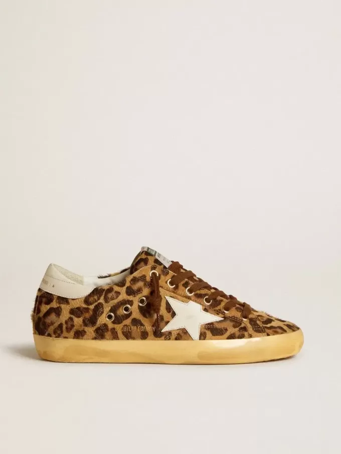 Model Super-Star LTD pentru femei, din piele de ponei cu imprimeu leopard, cu stea din piele și bandă pe călcâi Model Super-Star LTD pentru femei, din piele de ponei cu imprimeu leopard, cu stea din piele și bandă pe călcâi