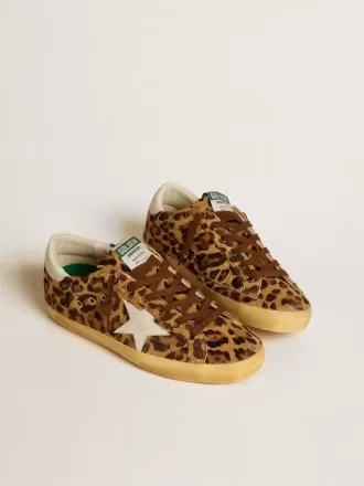Model Super-Star LTD pentru femei, din piele de ponei cu imprimeu leopard, cu stea din piele și bandă pe călcâi Model Super-Star LTD pentru femei, din piele de ponei cu imprimeu leopard, cu stea din piele și bandă pe călcâi