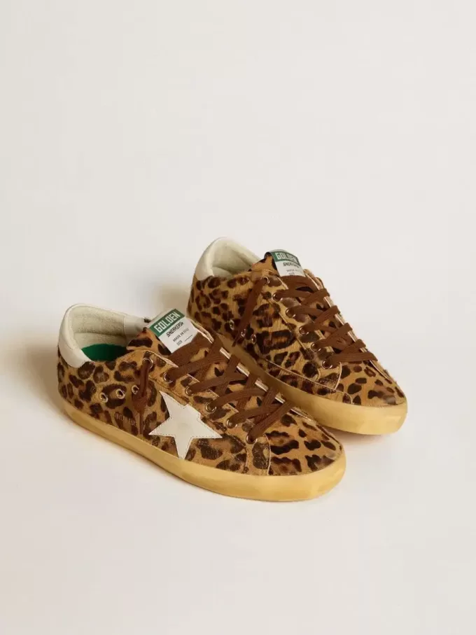 Model Super-Star LTD pentru femei, din piele de ponei cu imprimeu leopard, cu stea din piele și bandă pe călcâi Model Super-Star LTD pentru femei, din piele de ponei cu imprimeu leopard, cu stea din piele și bandă pe călcâi