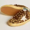 Model Super-Star LTD pentru femei, din piele de ponei cu imprimeu leopard, cu stea din piele și bandă pe călcâi Model Super-Star LTD pentru femei, din piele de ponei cu imprimeu leopard, cu stea din piele și bandă pe călcâi