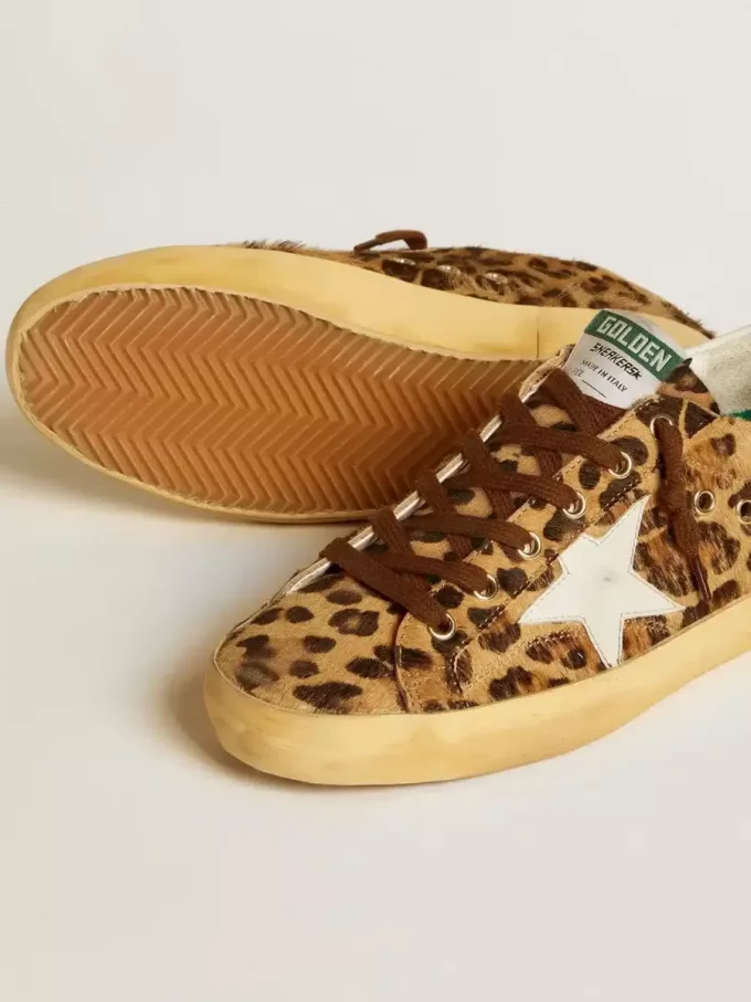 Model Super-Star LTD pentru femei, din piele de ponei cu imprimeu leopard, cu stea din piele și bandă pe călcâi Model Super-Star LTD pentru femei, din piele de ponei cu imprimeu leopard, cu stea din piele și bandă pe călcâi