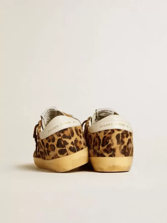 Model Super-Star LTD pentru femei, din piele de ponei cu imprimeu leopard, cu stea din piele și bandă pe călcâi Model Super-Star LTD pentru femei, din piele de ponei cu imprimeu leopard, cu stea din piele și bandă pe călcâi