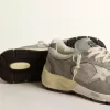 Modelul Dad-Star pentru bărbați, din piele întoarsă și plasă, cu stea și călcâi din piele albă Modelul Dad-Star pentru bărbați, din piele întoarsă și plasă, cu stea și călcâi din piele albă