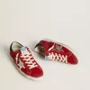 Modelul Super-Star LTD pentru femei, din nubuc roșu, cu stea din piele și talpă cu glitter Modelul Super-Star LTD pentru femei, din nubuc roșu, cu stea din piele și talpă cu glitter