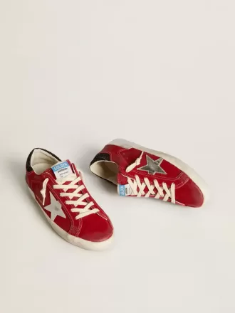 Modelul Super-Star LTD pentru femei, din nubuc roșu, cu stea din piele și talpă cu glitter Modelul Super-Star LTD pentru femei, din nubuc roșu, cu stea din piele și talpă cu glitter