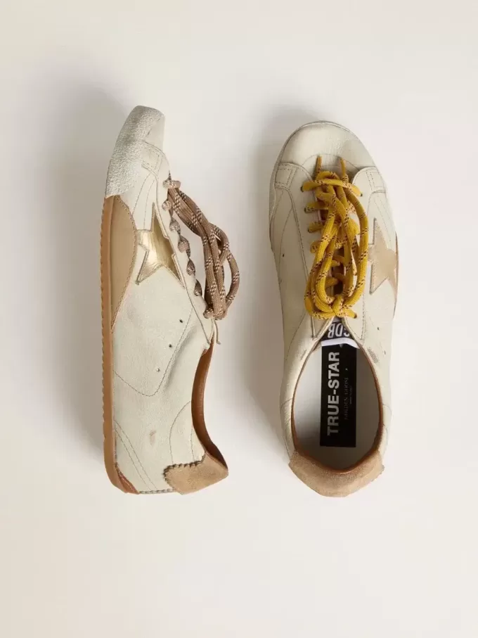 Modelul True-Star pentru bărbați, din piele nappa albă, cu stea din piele aurie și călcâi din piele de căprioară bej Modelul True-Star pentru bărbați, din piele nappa albă, cu stea din piele aurie și călcâi din piele de căprioară bej