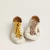 Modelul True-Star pentru bărbați, din piele nappa albă, cu stea din piele aurie și călcâi din piele de căprioară bej Modelul True-Star pentru bărbați, din piele nappa albă, cu stea din piele aurie și călcâi din piele de căprioară bej