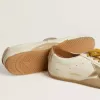 Modelul True-Star pentru bărbați, din piele nappa albă, cu stea din piele aurie și călcâi din piele de căprioară bej Modelul True-Star pentru bărbați, din piele nappa albă, cu stea din piele aurie și călcâi din piele de căprioară bej