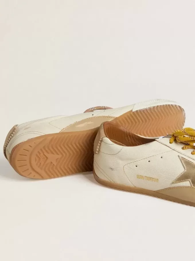 Modelul True-Star pentru bărbați, din piele nappa albă, cu stea din piele aurie și călcâi din piele de căprioară bej Modelul True-Star pentru bărbați, din piele nappa albă, cu stea din piele aurie și călcâi din piele de căprioară bej