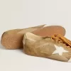 Modelul True-Star pentru femei, din piele de căprioară de culoare tutun, cu stea albă și talpă platină Modelul True-Star pentru femei, din piele de căprioară de culoare tutun, cu stea albă și talpă platină