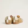 Modelul True-Star pentru femei, din piele de căprioară de culoare tutun, cu stea albă și talpă platină Modelul True-Star pentru femei, din piele de căprioară de culoare tutun, cu stea albă și talpă platină