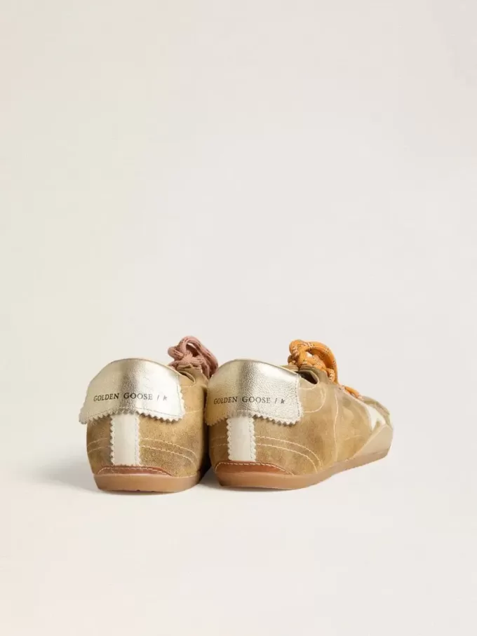 Modelul True-Star pentru femei, din piele de căprioară de culoare tutun, cu stea albă și talpă platină Modelul True-Star pentru femei, din piele de căprioară de culoare tutun, cu stea albă și talpă platină