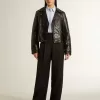 Modelul True-Star pentru femei, din piele de căprioară de culoare tutun, cu stea albă și talpă platină Modelul True-Star pentru femei, din piele de căprioară de culoare tutun, cu stea albă și talpă platină