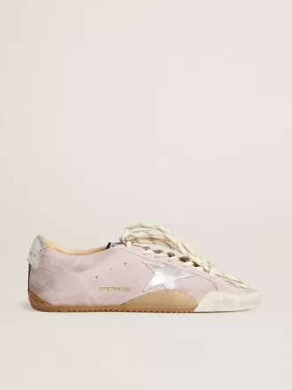 Modelul True-Star pentru femei, din piele de căprioară roz pastel, cu stea argintie și bandă la călcâi Modelul True-Star pentru femei, din piele de căprioară roz pastel, cu stea argintie și bandă la călcâi