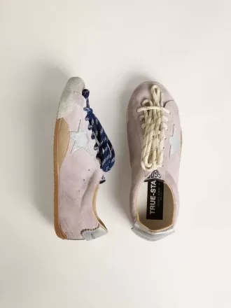 Modelul True-Star pentru femei, din piele de căprioară roz pastel, cu stea argintie și bandă la călcâi Modelul True-Star pentru femei, din piele de căprioară roz pastel, cu stea argintie și bandă la călcâi