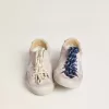 Modelul True-Star pentru femei, din piele de căprioară roz pastel, cu stea argintie și bandă la călcâi Modelul True-Star pentru femei, din piele de căprioară roz pastel, cu stea argintie și bandă la călcâi