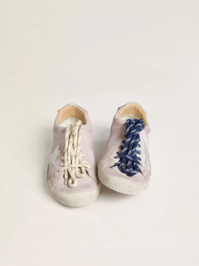 Modelul True-Star pentru femei, din piele de căprioară roz pastel, cu stea argintie și bandă la călcâi Modelul True-Star pentru femei, din piele de căprioară roz pastel, cu stea argintie și bandă la călcâi