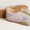 Modelul True-Star pentru femei, din piele de căprioară roz pastel, cu stea argintie și bandă la călcâi Modelul True-Star pentru femei, din piele de căprioară roz pastel, cu stea argintie și bandă la călcâi