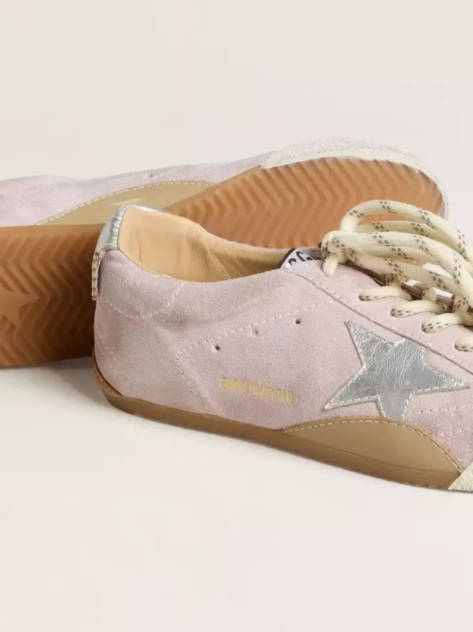 Modelul True-Star pentru femei, din piele de căprioară roz pastel, cu stea argintie și bandă la călcâi Modelul True-Star pentru femei, din piele de căprioară roz pastel, cu stea argintie și bandă la călcâi